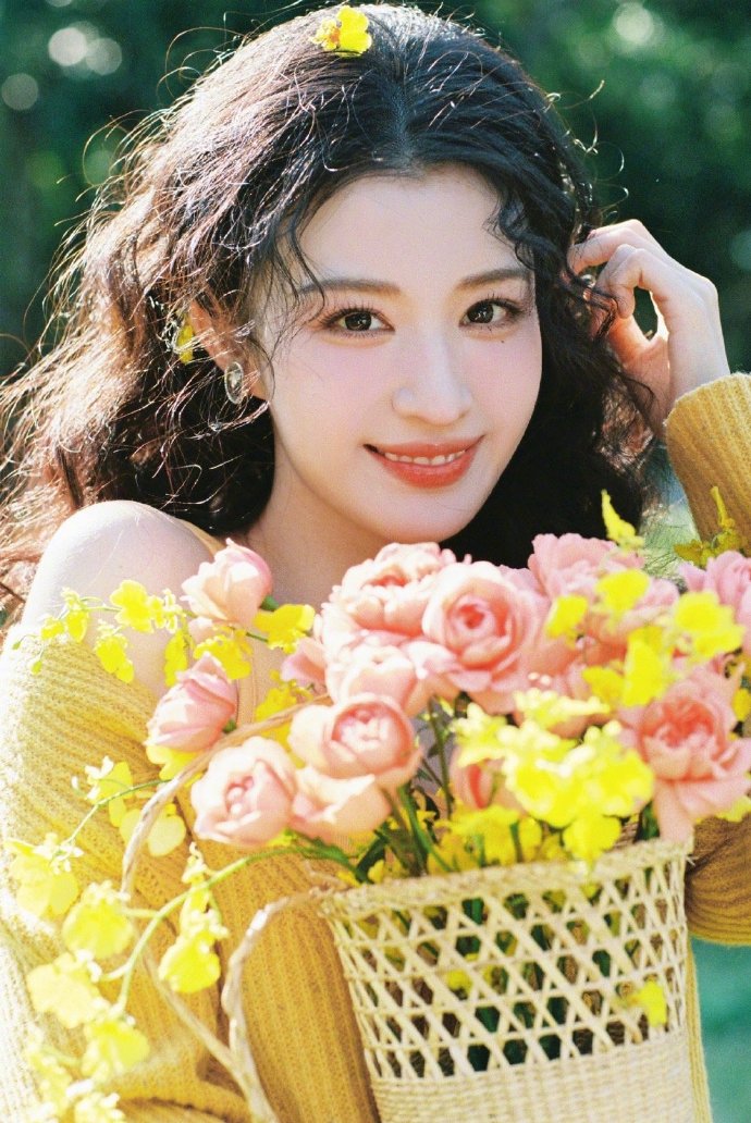 王楚然的明媚是能从照片里溢出来的。看她最新的生日写真，明亮的笑容和充满生机的造型