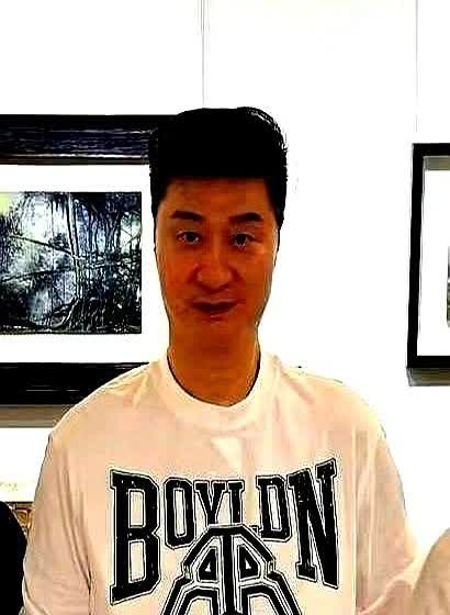 范丞丞家又双叒叕出圈了！
这次不是丞丞本人，而是他74岁的老爸范涛在北京三里屯