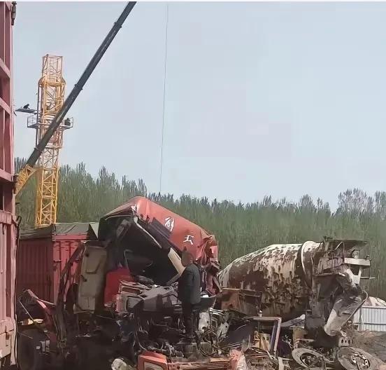 上央视新闻了，7个月前刚安全评估完，长治国道坍塌造成2人死亡，有人要问责了
近日