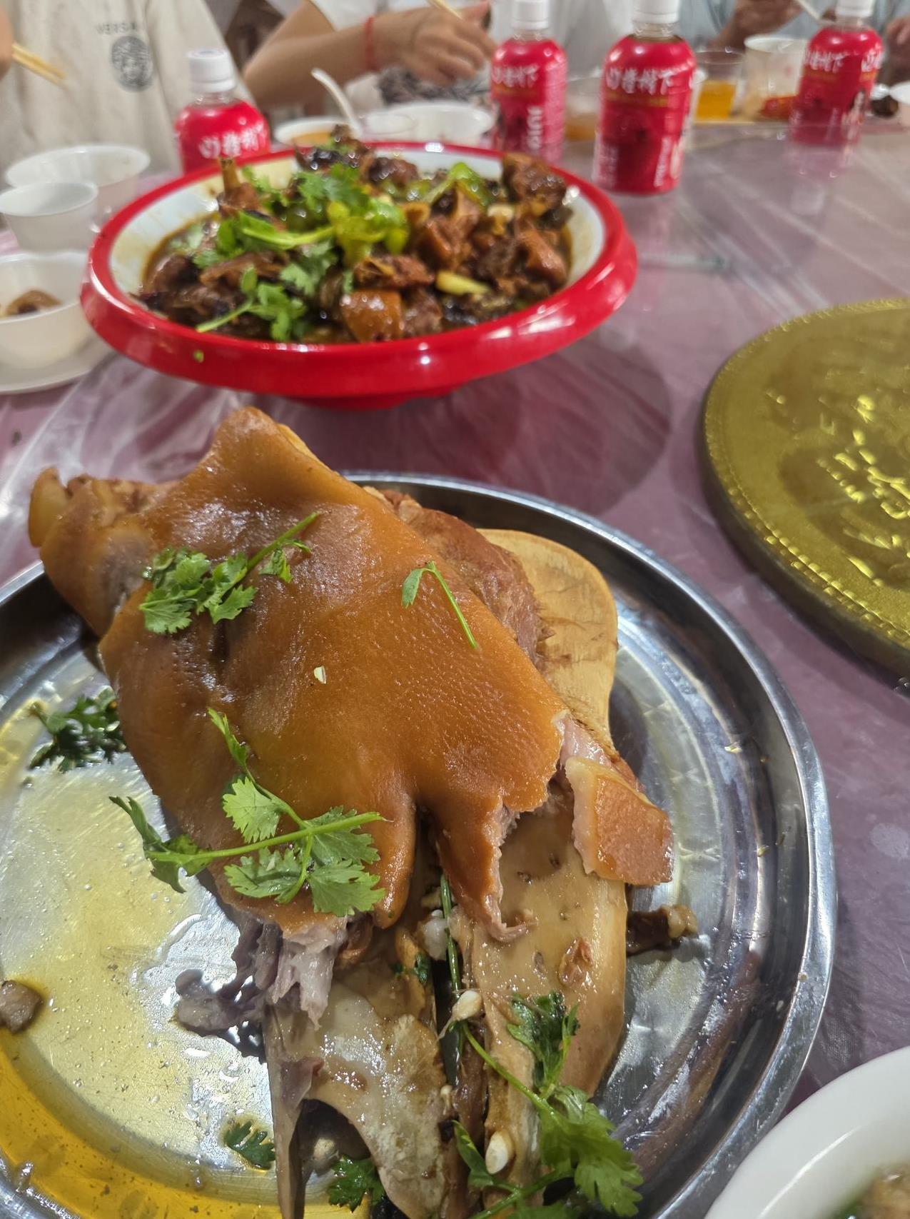 我们这里的农村订婚宴，都有什么菜……
今天中午到隔壁村饭店订菜，遇到订婚宴，我顺