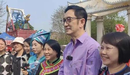 61岁吴启华现身广东，这状态简直逆天了！
家人们呐，最近娱乐圈又有大瓜可以吃啦！