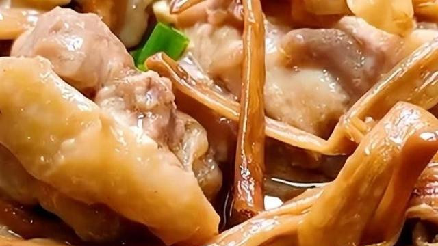 家常美味黄花菜蒸鸡，鲜香四溢回味无穷