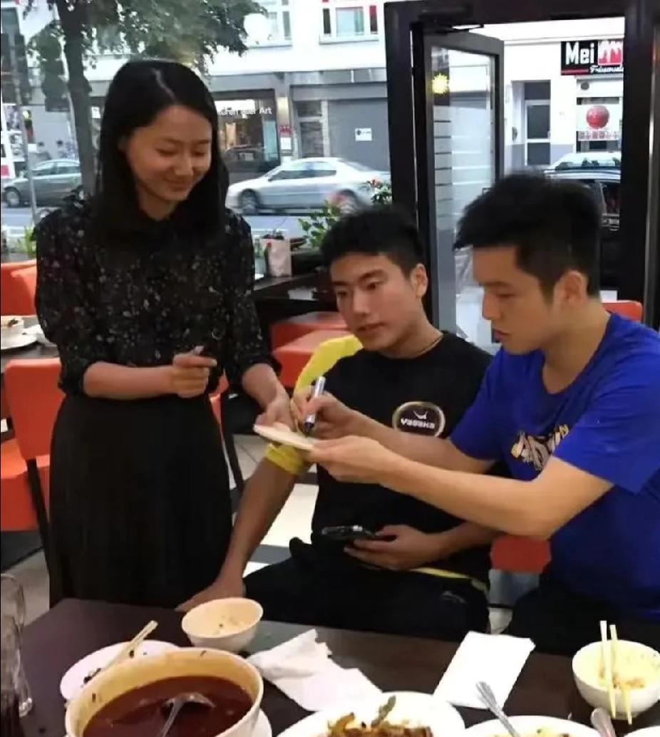 国乒“大小胖”梁靖崑、樊振东餐厅遇粉丝，签名互动超暖心
樊振东、梁靖崑在餐厅用餐