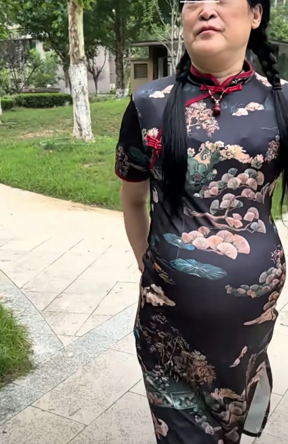 为了钱，只要能把脸搁家，啥都可以不在乎。
好好个老太太，被几个20多岁的男孩子哄