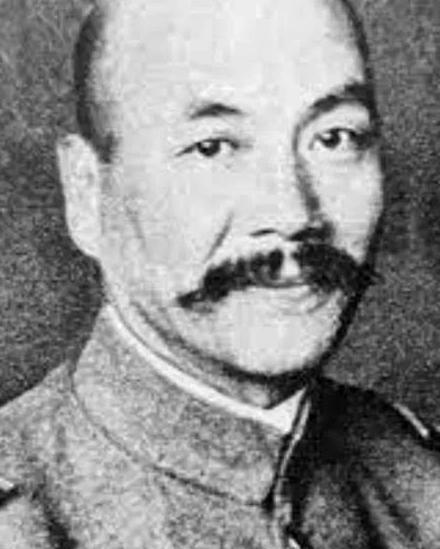 1942年，一群中国炮兵正在仔细擦拭受潮的炮弹，其中一名战士突发奇想：