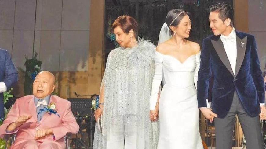 萧敬腾全程搀扶悲痛妻子，岳父追思会满是温情与不舍，细节藏满爱