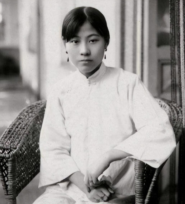 1915年，军阀王德庆娶了15岁的少女当小妾。然而2年后，王德庆就病故，并留给这