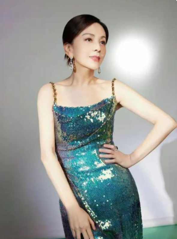 王琳新婚拍戏归来，丈夫接机冷脸，五年分居终离，缺爱易遇错人