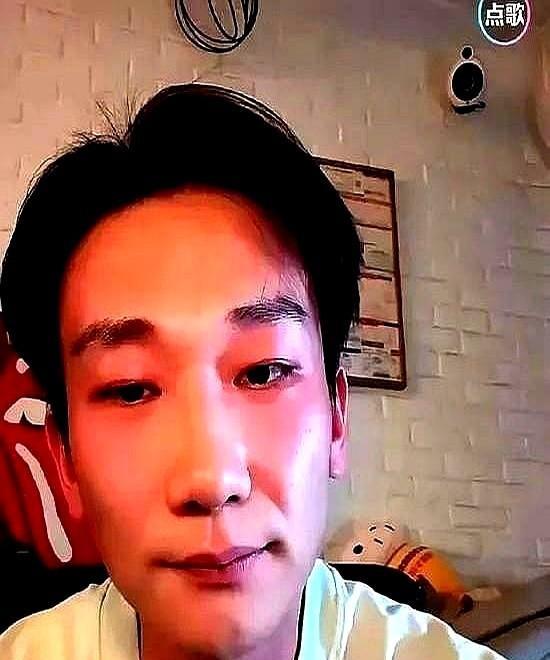 刷到马伊琍被拍的新动图，视频里她给绯闻对象整理衣领的互动甜到不少人，没想到转眼男