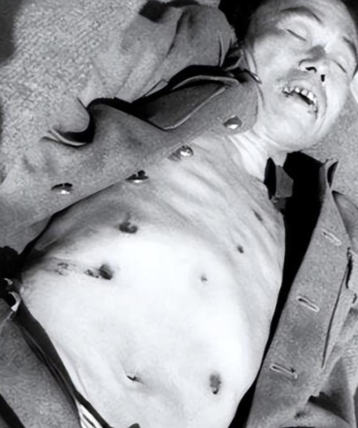 1949年，不可一世的邱清泉被击毙，据参谋长李汉萍回忆：他被击毙前就已经疯掉了，