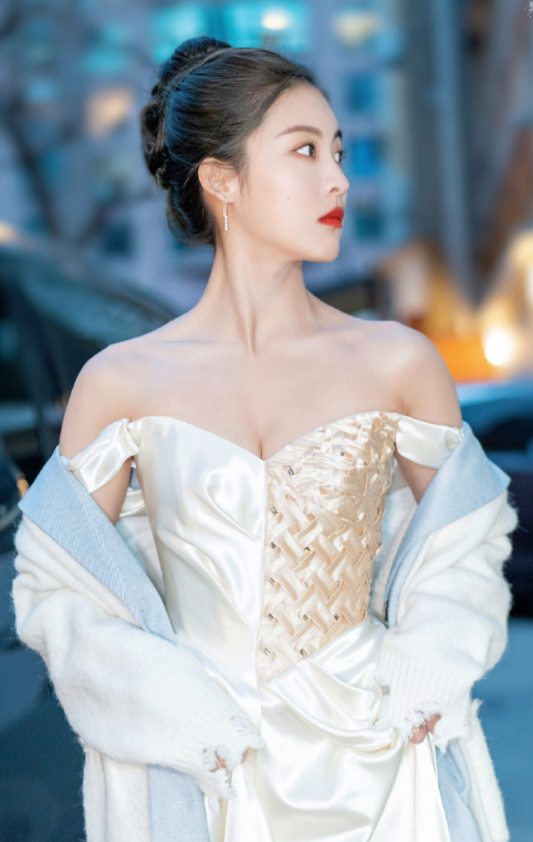 孙芮的这星光点点的妆造，也是没谁了，超不错的！