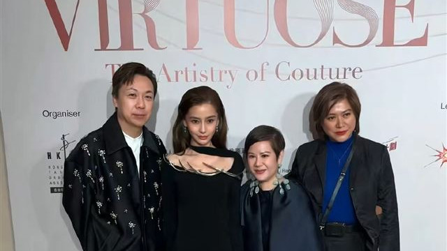 偶遇baby母女街头散步，杨母气质出众身材比女儿还好，像是姐妹花