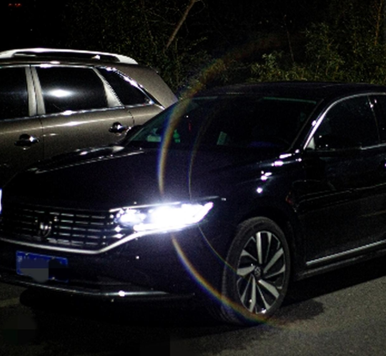 帕萨特的高速表现。
由于我是异地提车，所以要从昆山回河南郑州，这段距离有八百多公