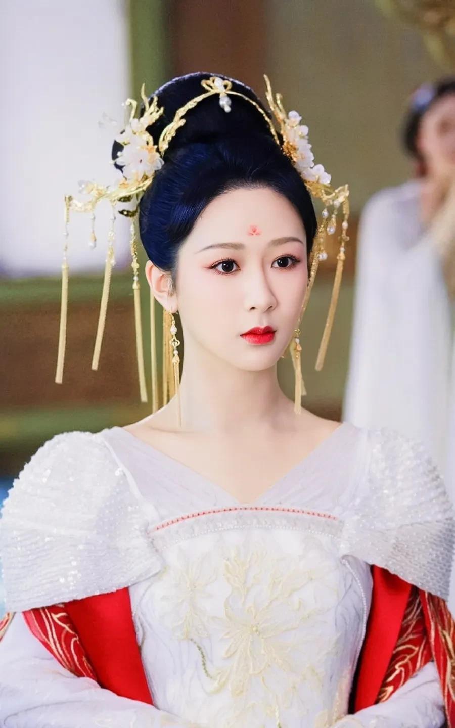 杨紫这次又提名白玉兰，她还是首位连续入围的90后小花呢，确实是有实力的！
这成绩