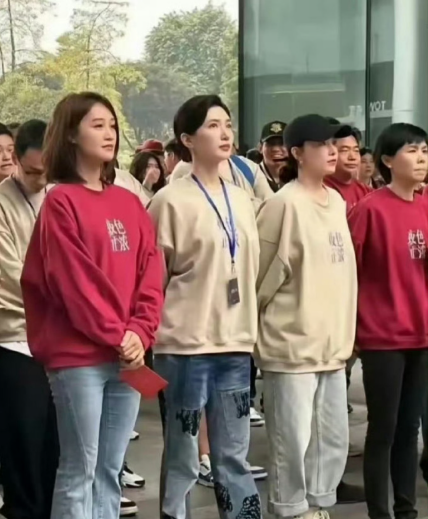 原来卫衣真显胖，牛仔裤多贵都会鼓包 ​​​