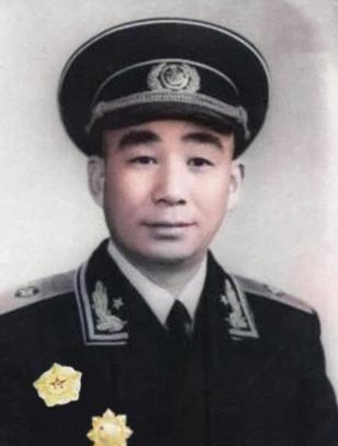 1957年，江西泰和，开国少将易耀彩回乡扫墓，意外看到老宅门前有人劈柴、院中干净