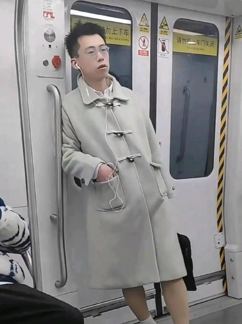 地铁男生穿光腿神器，你能接受吗？ ​​​
