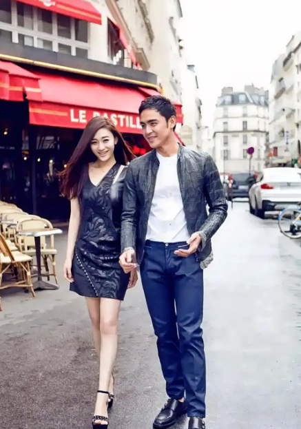 仔细看，右边的演员明道疏眉朗目，风度翩翩，真是一表人才！而左边的美女是谁？看她黑