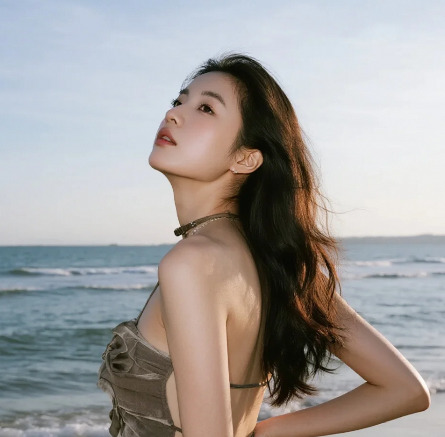 她踩着浪尖走来，美得不可方物。
