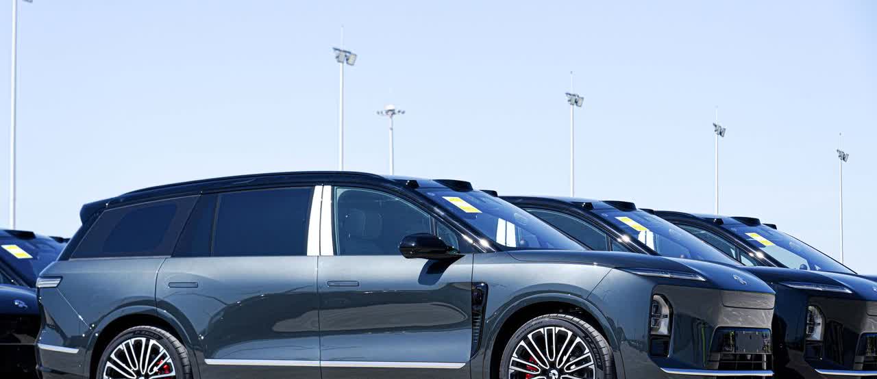 这几天关于第三代ES8的图片越来越多了，工厂也已经在紧锣密鼓的提前生产发送至各地