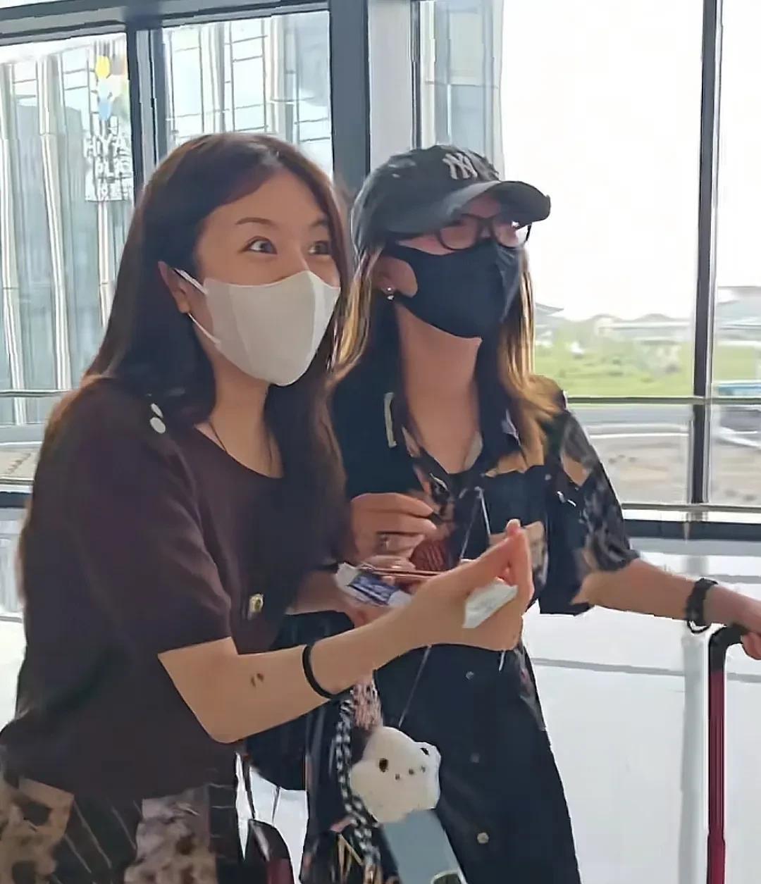 到底谁能扛住中彩票的惊喜啊
刷到粉丝给李兰迪一张彩票
李兰迪也是毫不犹豫的就刮起
