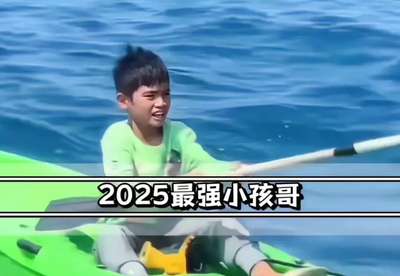 赤岭小孩哥一漂成名，凭一人之力为赤岭文旅做出了巨大贡献。

面对救援人：叔叔救救