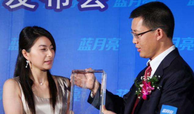 2008年，跳水冠军郭晶晶以2亿高价代言蓝月亮，谁知初期销量惨淡，公司亏损的一塌