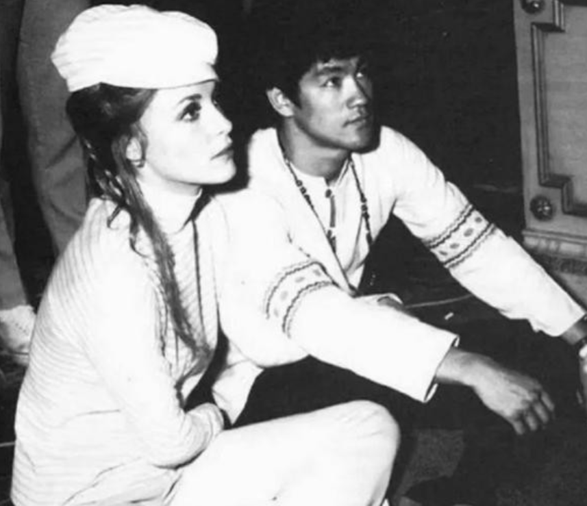 1968年，绝色女星莎朗·塔特聘请年轻帅气的李小龙，当自己的私人教练，李小龙时常