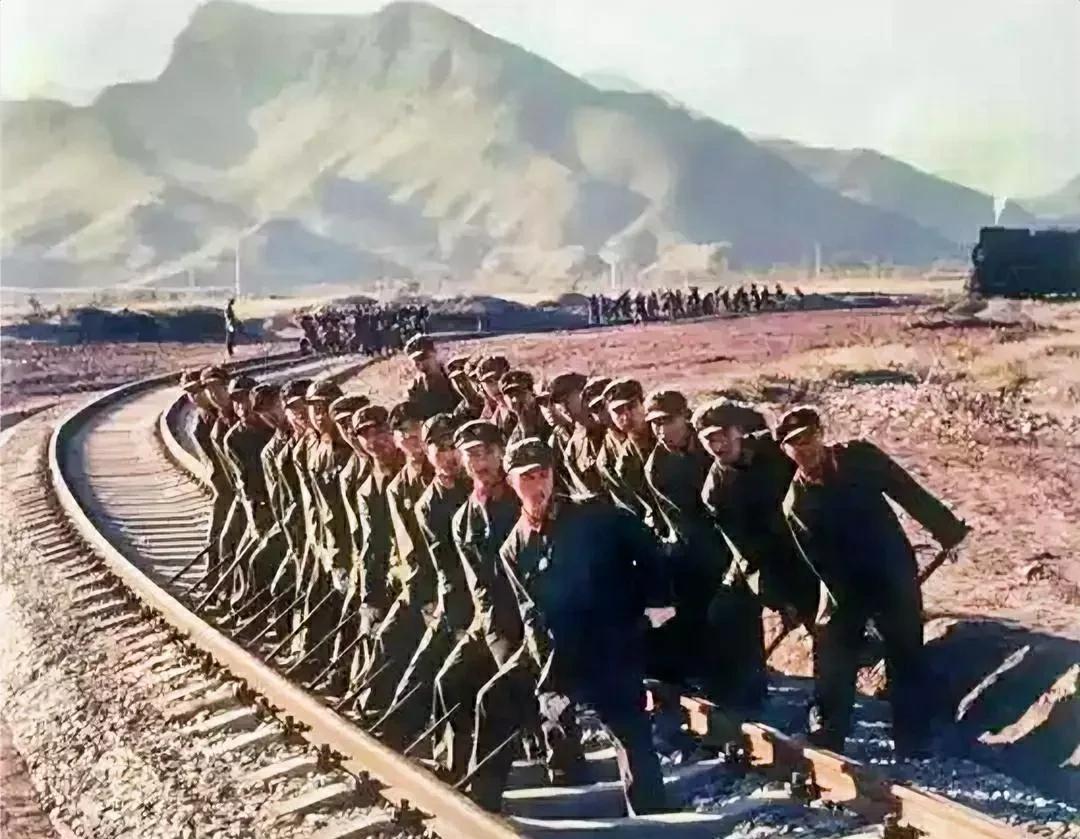 这张图片，是铁道兵齐心协力架设轨道的一个场景，但觉得图片与那个年代不相符，像是某