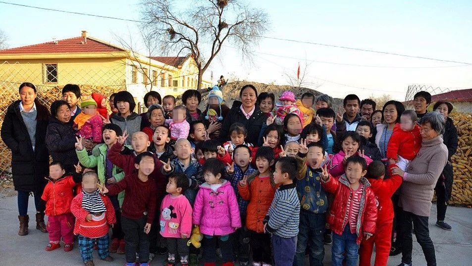 2018年，河北一收养118名孤儿的“爱心妈妈”，被警察带走了。调查后发现，她名