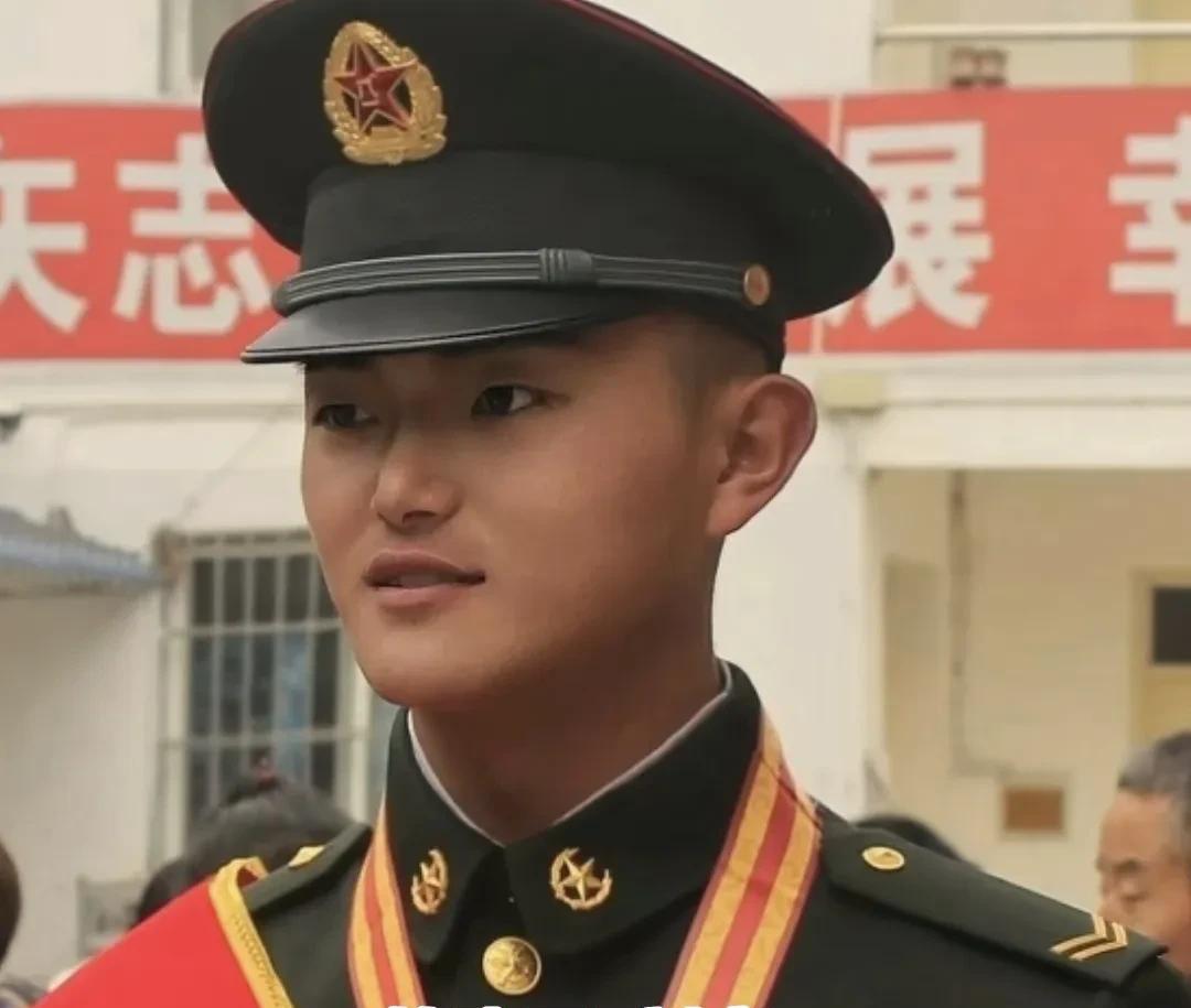 这名英武帅气的小伙子名叫刘宸，他在部队时是一名在校大学生义务兵。
刘宸1997年