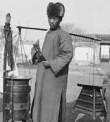 1937年，南京沦陷后，大连日侨举行庆祝大会。只见一人身穿和服，趁军官鞠躬之时，