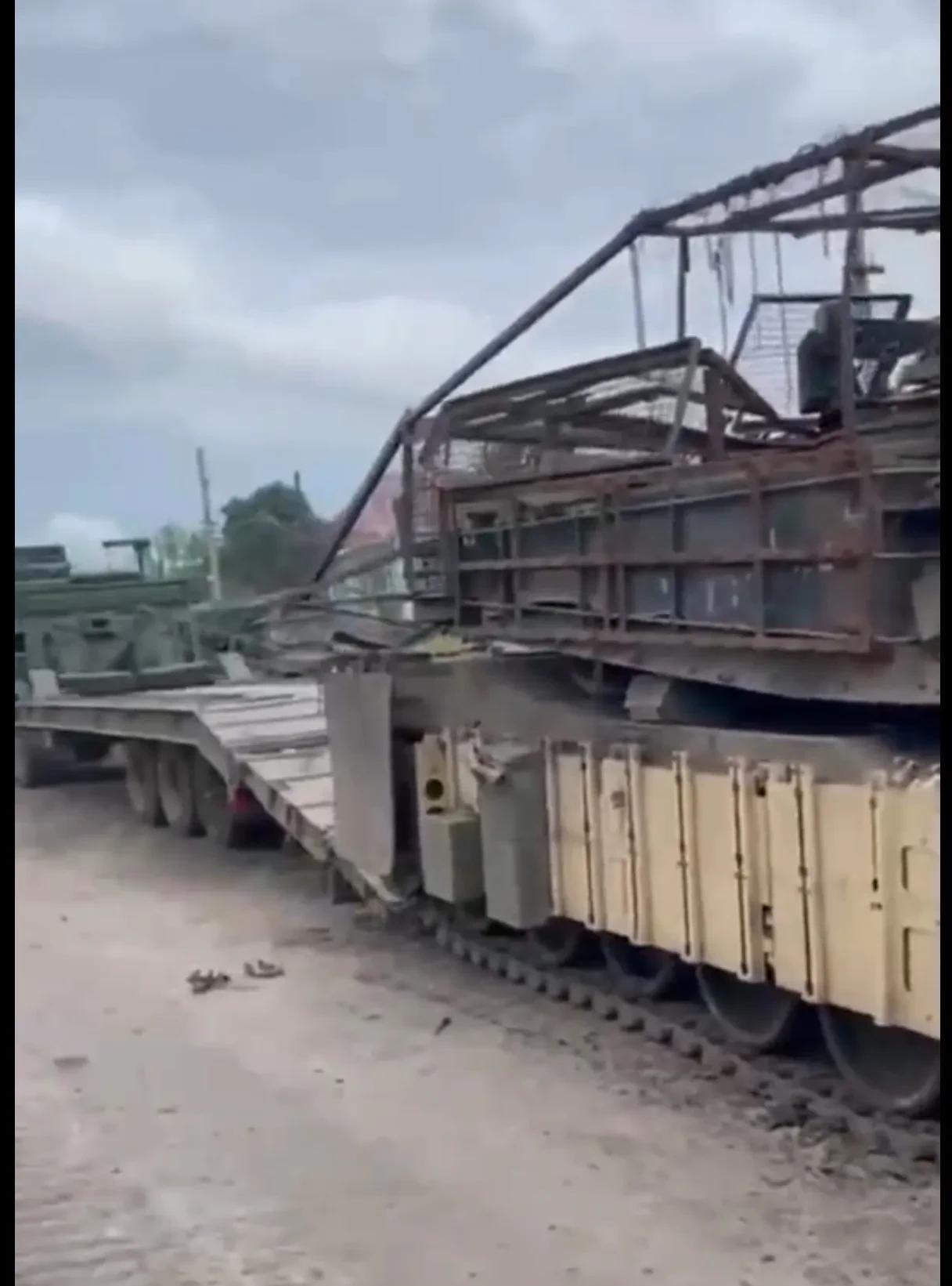这就是乌友眼中的灭俄神器M1A1 SA坦克，现在被俄军从库尔斯克拖走了，从成色来