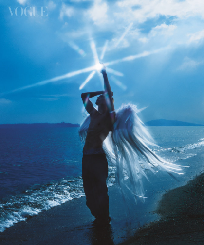 我将永远追捧这么给米卡拍封面的人！
羽翼终成，海风与目光在此刻聚焦。圣光倾泻，少