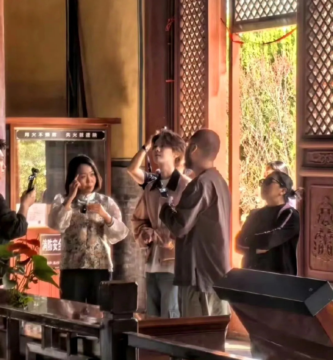 鹿晗关晓彤各自寺庙祈福











天呐！不敢相信！鹿晗和关晓彤居然都