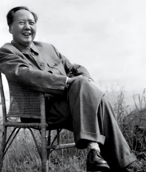 1954 年，毛主席在北戴河游泳，偶然遇到一位老渔夫，老渔夫没认出毛主席是谁，还