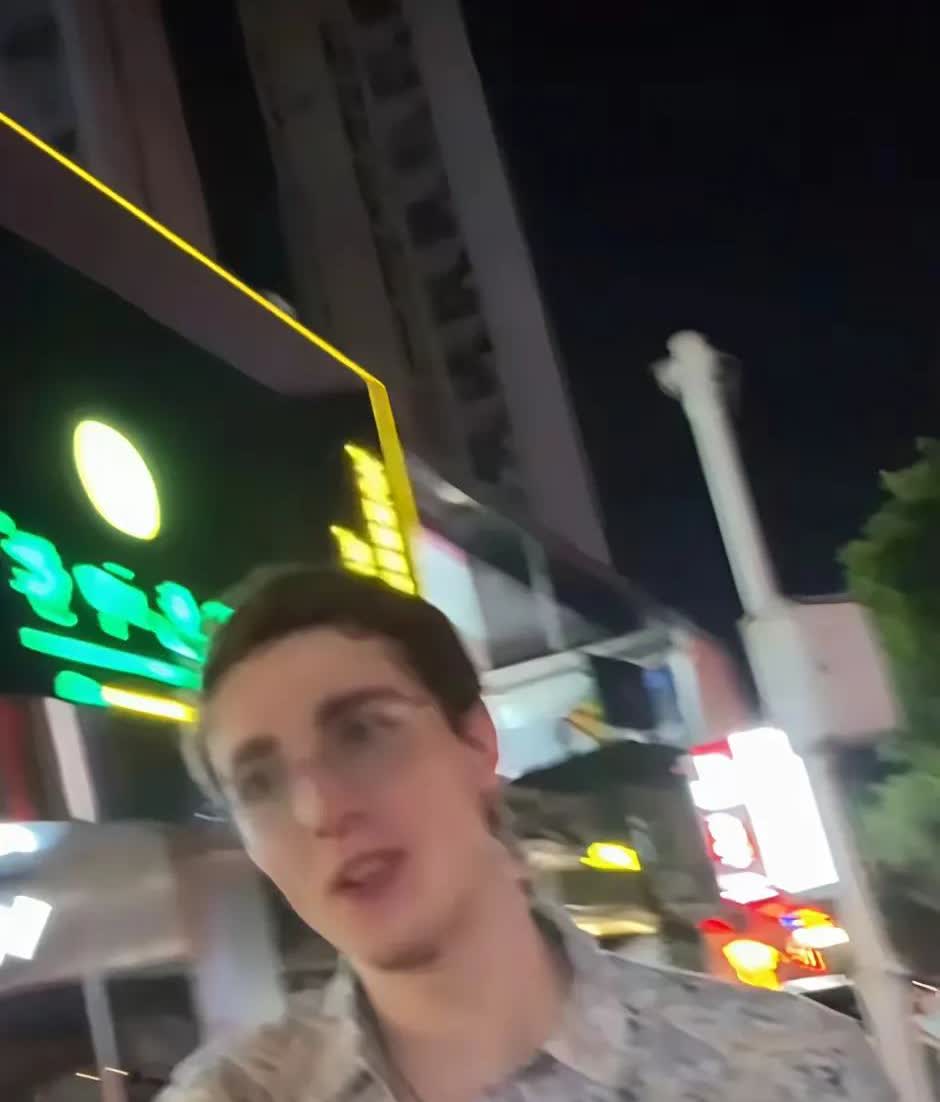 有位博主在东南亚街边采访到一位白人男子，他说亚洲女生相对更主动，不用花钱就可以在