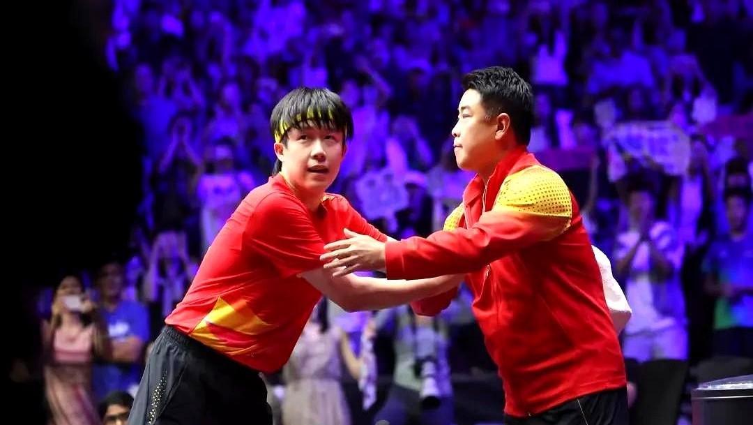 他夺冠后满世界找的，不是镜头。
而是那个让他心安，坐在角落的她。
很多人都纳闷，