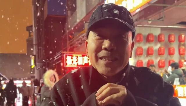 杨议侯耀华风格迥异











天津三月飘雪，杨议在自家相声馆门口像孩