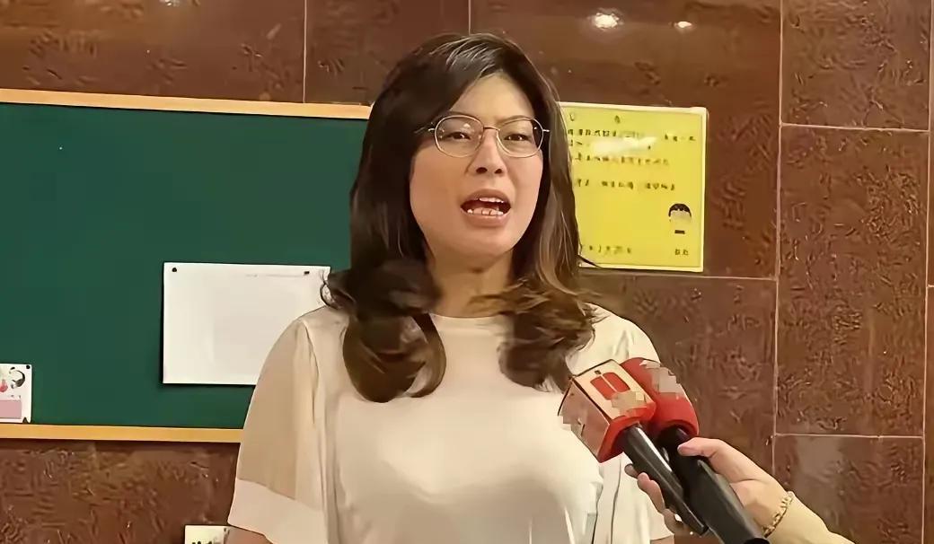 台湾的政客无论说的多么冠冕堂皇，骨子里都还是不希望统一，郑丽文也是暗独，一方面口