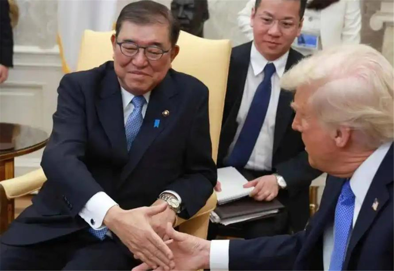 就在中国外长王毅即将飞赴东京参加中日韩外长会的节骨眼，日本政府突然甩出政治碰瓷，