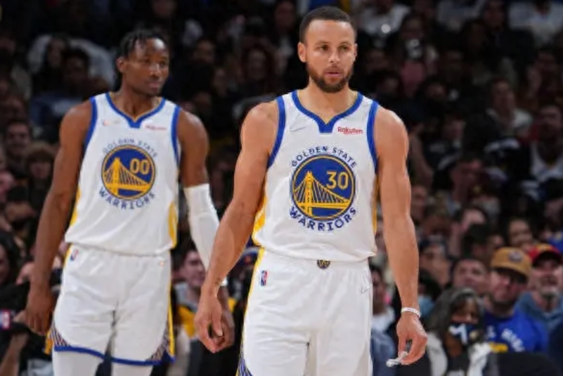 库里也老了，第四节三分屡投不中。库里23投8中，三分16投4中，在第四节狂打铁。