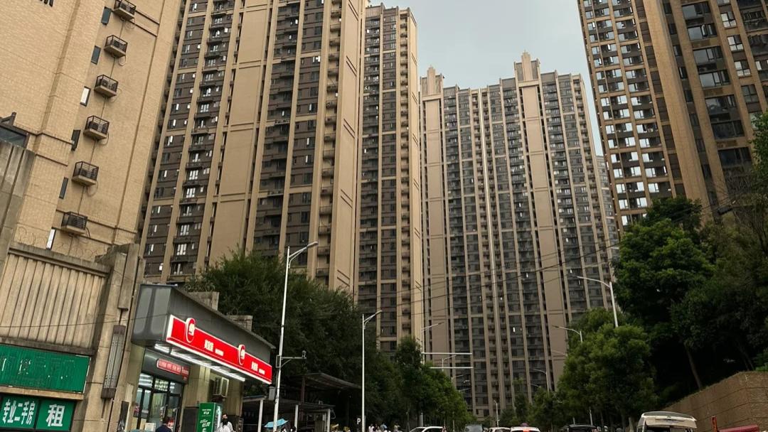 越来越多年轻人开始“搬离高层”，反而搬入“老小区”？入住之后，才知道竟然这么香