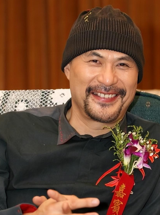 一次，徐锦江开着一辆500万的豪车去拍戏，周润发见了后夸说：“你这车真漂亮啊！”