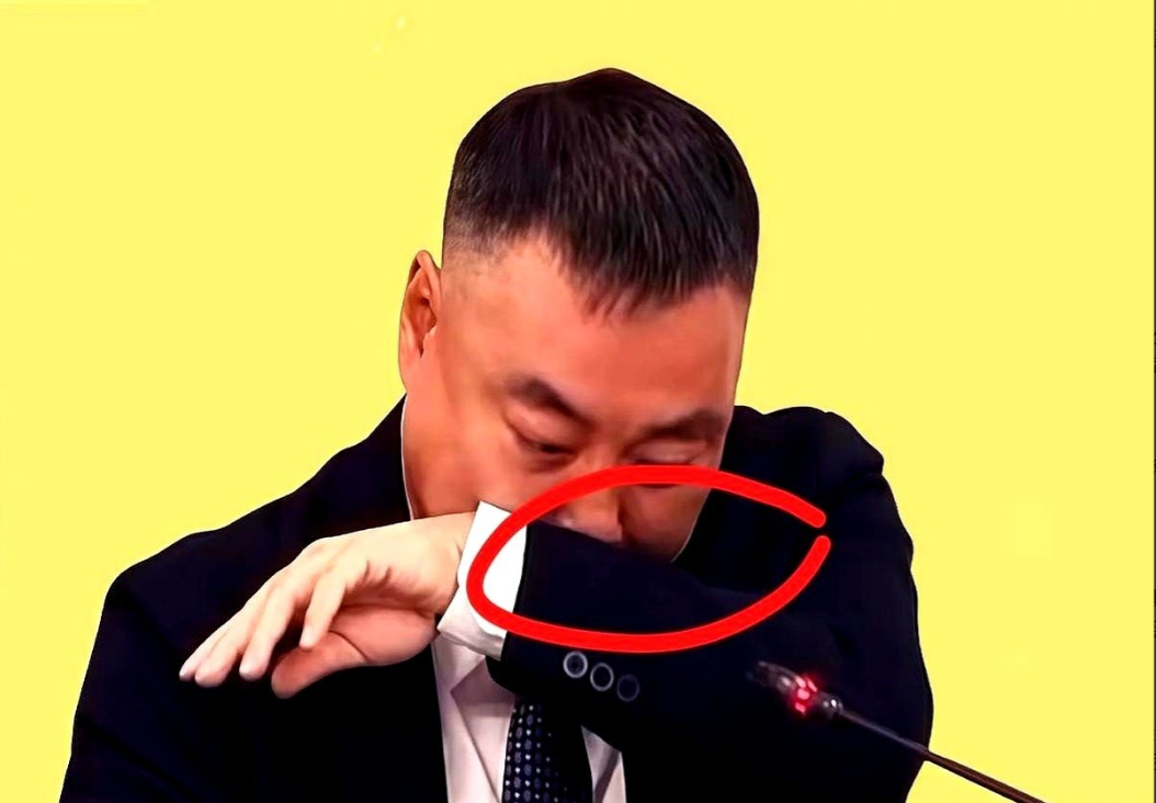 今晚最“崩溃”的是刘国梁老婆王瑾！

这西装料子金贵得跟祖宗似的，稍微碰点水都得