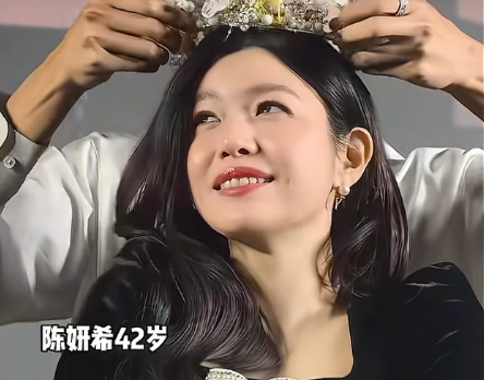 38岁的陈晓与42岁的陈妍希，
如今对比，
差距还是挺明显的！

看起来女方更年