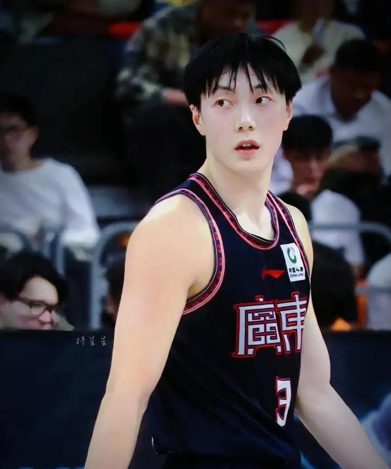 中国男篮大胜印度。两大谣言不攻自破！王俊杰首发登场，胡明轩表现炸裂。
昨天凌晨，