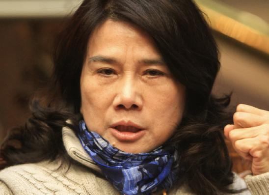 主持人问董明珠：“你身价百亿，为何却与自己的亲哥哥形同陌路，20年不联系呢？”董