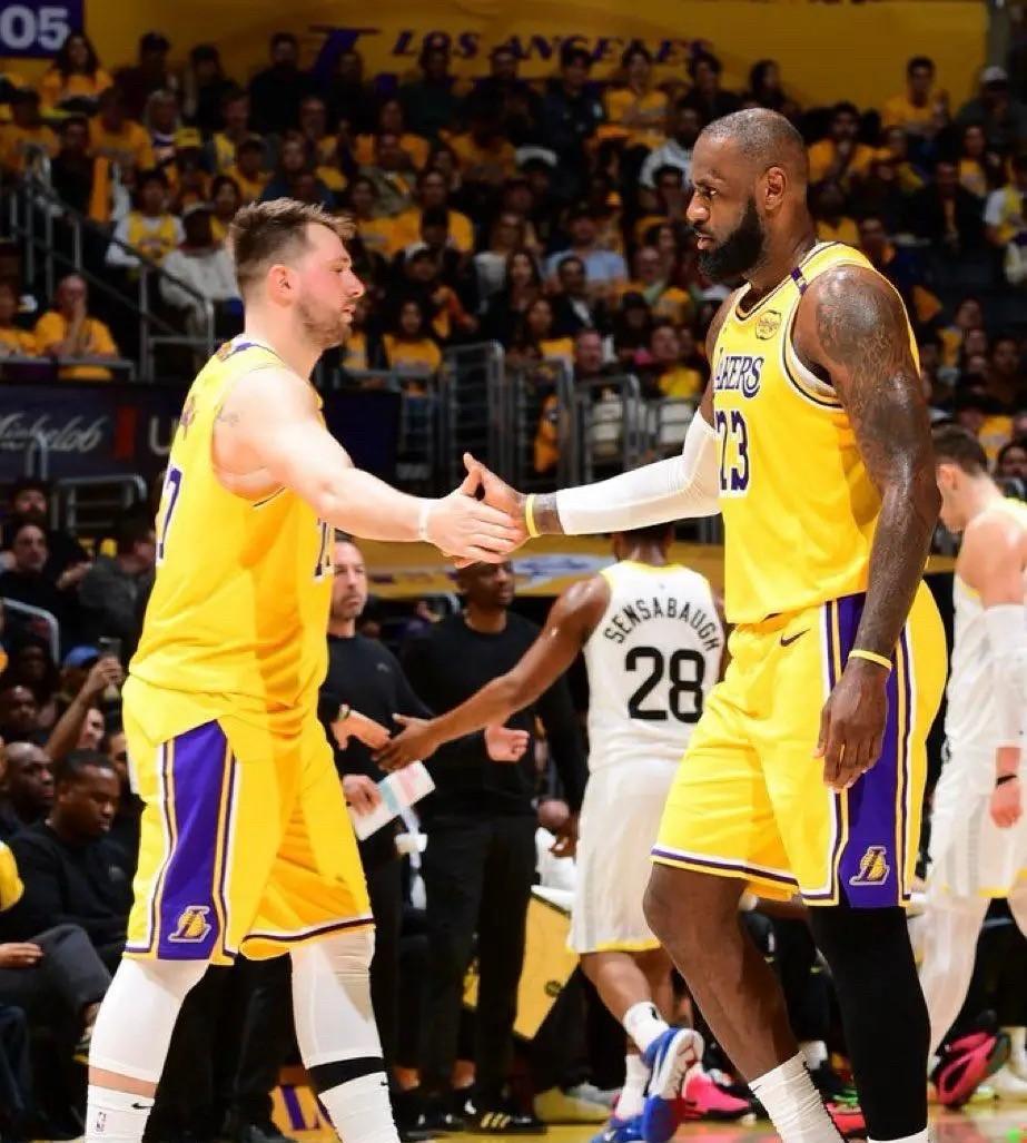 詹姆斯位置不稳啊
前NBA球员小里弗斯近日在一档节目中谈到了湖人，他说：“这可能