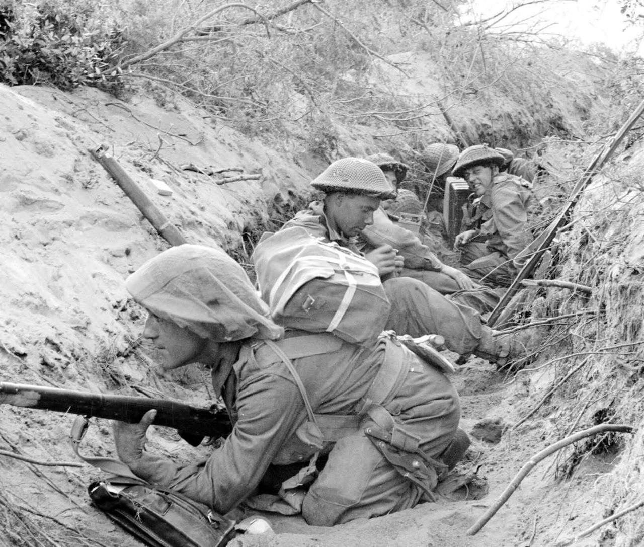 1944年5月，意大利安齐奥，英军第5步兵师格林·霍华德军团士兵在刚夺取的德军战